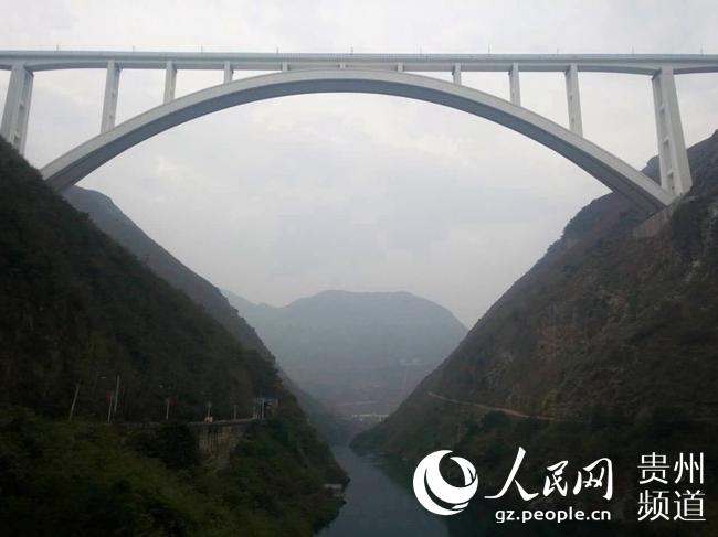 图为世界第一跨的沪昆高铁北盘江特大桥（近景）。王钦摄