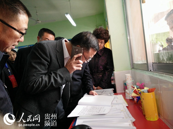 贵州省副省长陈鸣明随机拨通铜仁市十五小学关爱留守儿童健康成长档案里预留的监护人电话对孩子的情况进行了解。