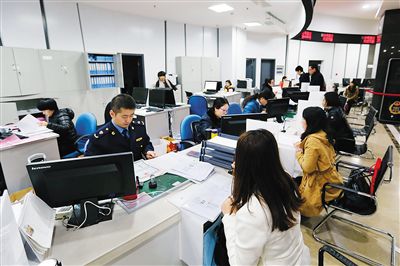 中国（上海）自由贸易试验区综合服务大厅，工作人员在高效办理相关手续。